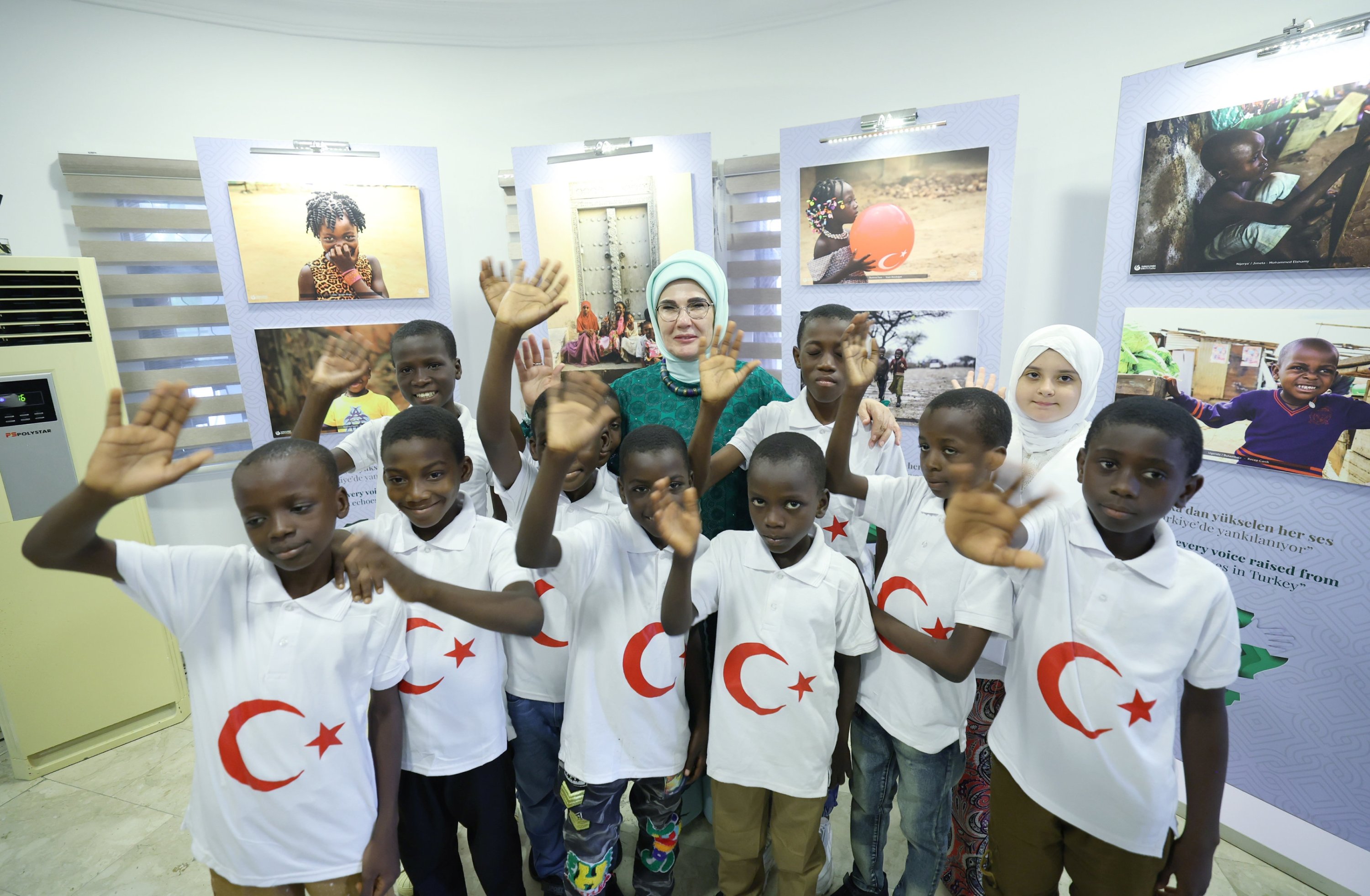 328133 First lady Emine Erdoğan met with Nigerian children learning Turkish at the Yunus Emre Institute, Abuja, Nigeria, May 15, 2024. (AA Photo)