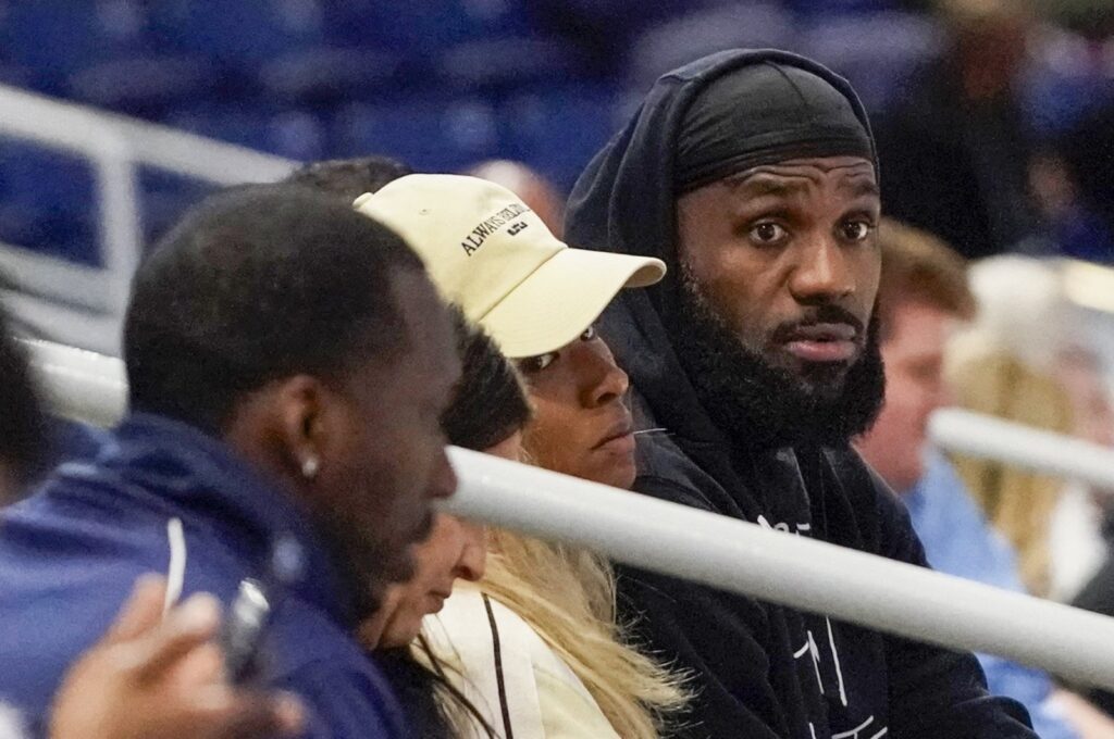 LeBron James (R) and his wife Savannah Brinson watch Bronny James participate in the 2024 NBA Draft Combine at Wintrust Arena, Chicago, U.S., May 15, 2024. (Reuters Photo)