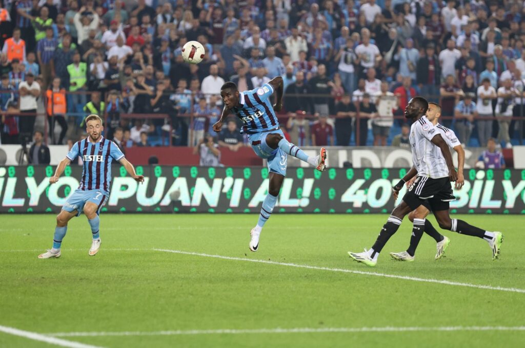 Trabzonspor's Paul Onuachu (C) heads the ball during the Süper Lig match against Beşiktaş at Papara Park, Trabzon, Türkiye, Sept. 17, 2024. (AA Photo)