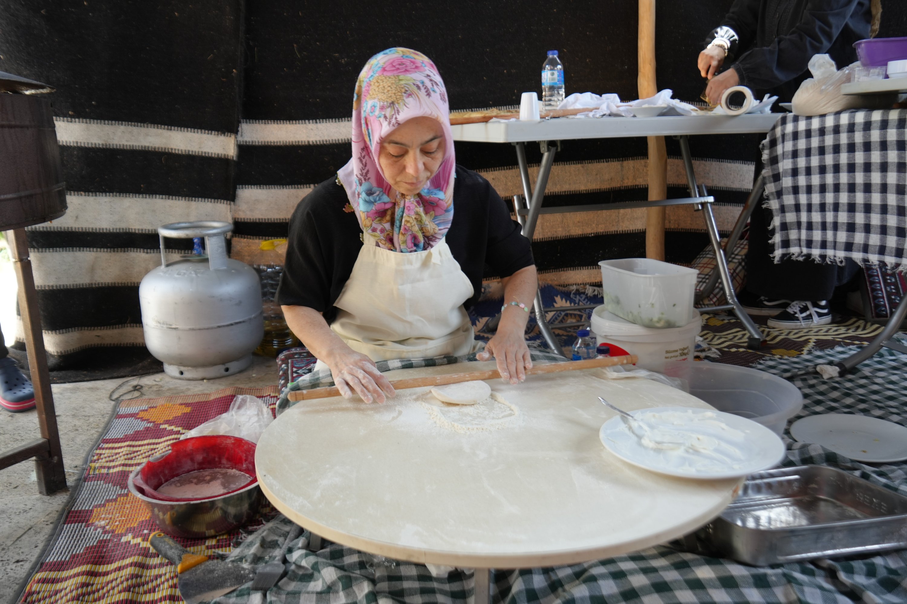 329184 A local woman from Bilecik rolls out dough as part of the cultural events during Turkish Cuisine Week, Ankara, Türkiye, May 22, 2024. (AA Photos)