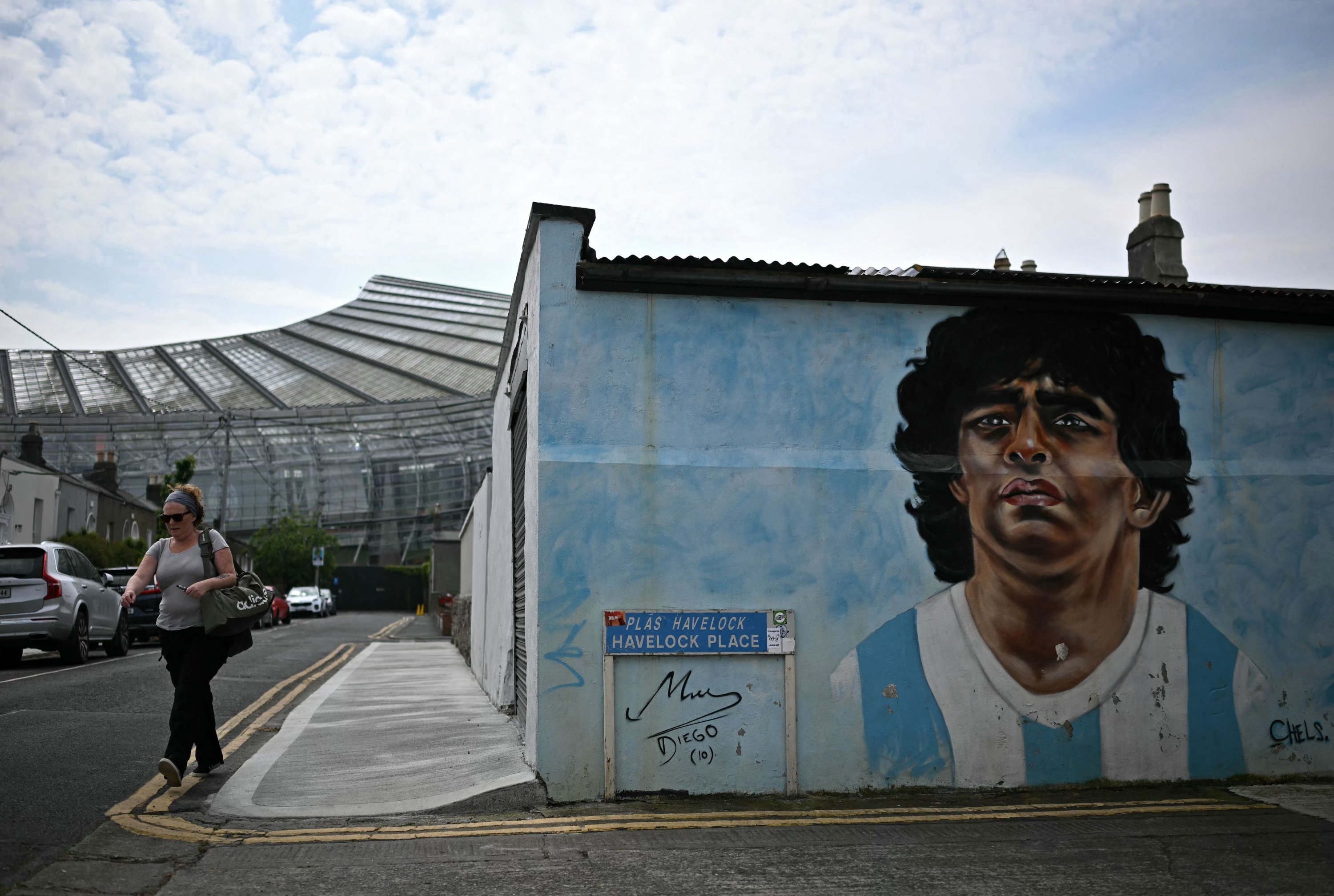 329465 A pedestrian passes a street art graffiti of former Argentinian footballer Diego Maradona, near Dublin Arena, on the eve of the UEFA Europa League final football match between Atalanta and Bayer Leverkusen, Dublin, Ireland, May 22, 2024. (AFP Photo)