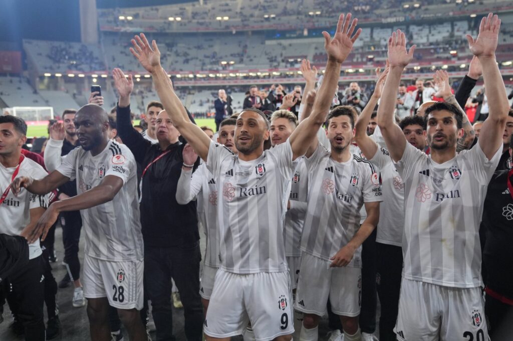 Beşiktaş players celebrate winning the Turkish Cup after beating Trabzonspor at the Atatürk Olympic Stadium, Istanbul, Türkiye, May 23, 2024. (AA Photo)