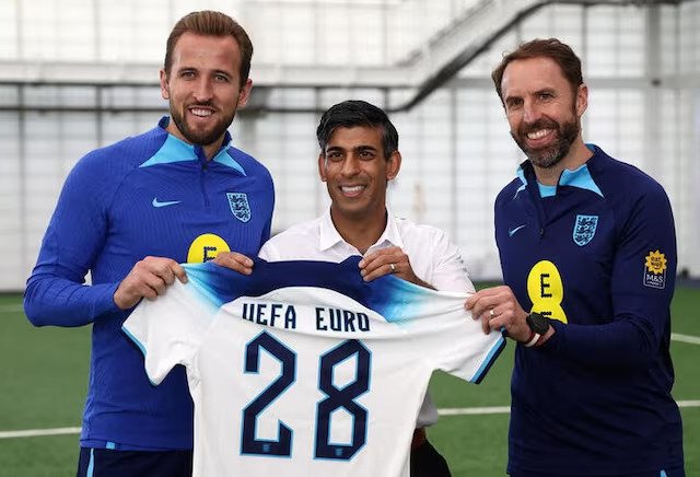Britain's Prime Minister Rishi Sunak poses with England striker Harry Kane and England Manager Gareth Southgate during a visit to St George's Park, Burton-on-Trent, U.K., Oct. 10, 2023. (Reuters Photo)