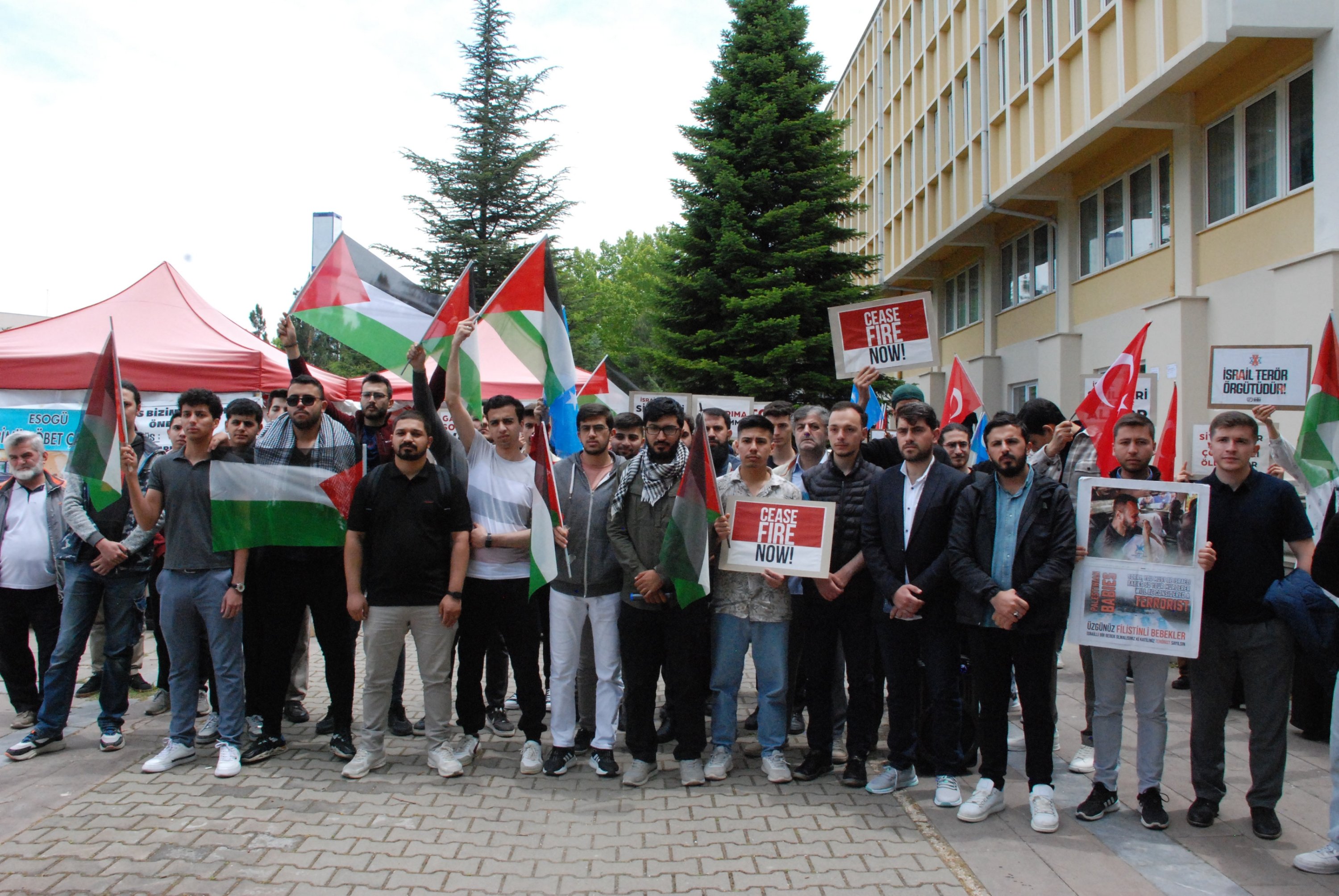 330105-1 Students of Eskişehir Osmangazi University wave Palestinian and Turkish flags as they protest Israel's attacks on Rafah, in central Eskişehir province, Türkiye, May 28, 2024. (AA Photo)