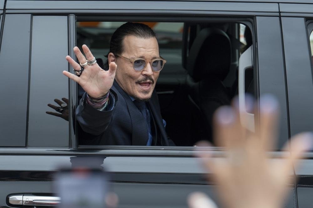 330172 Actor Johnny Depp waves to supporters as he departs the Fairfax County Courthouse during his high-profile libel lawsuit against ex-wife Amber Heard, Virginia, U.S., May 27, 2022. (AP Photo)