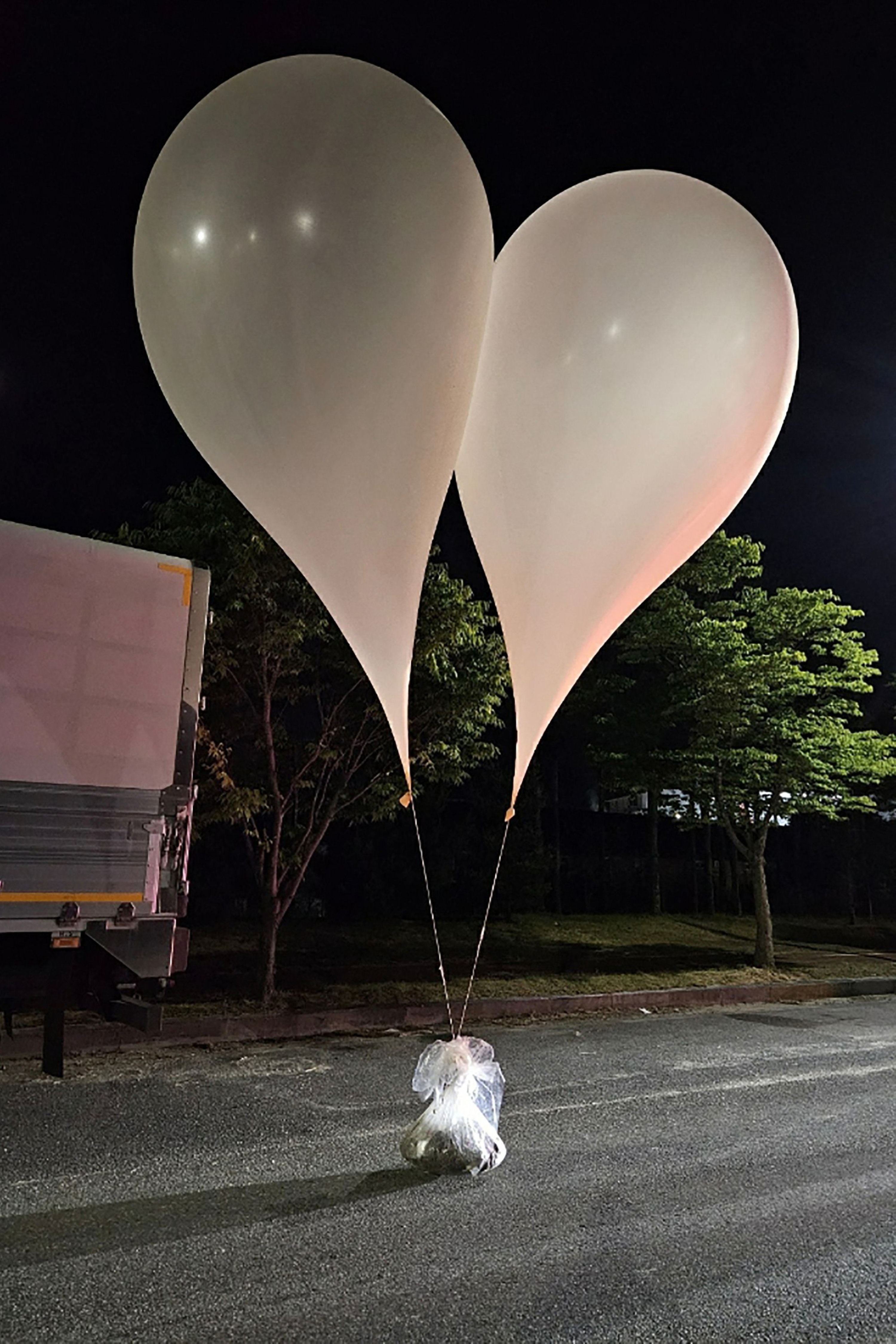 330184 Unidentified objects believed to be North Korean propaganda material attached to balloons on a street in Chungnam Province, South Korea, May 29, 2024. (AFP Photo)