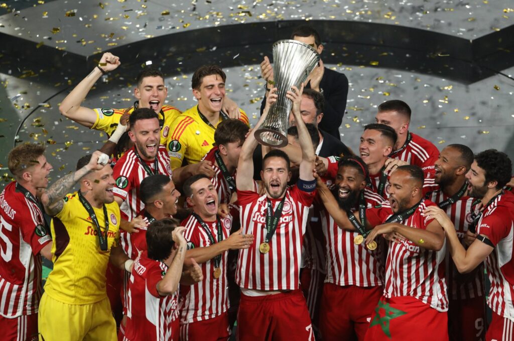 Olympiacos celebrates with the trophy after winning the UEFA Europa Conference League final match between Olympiacos and Fiorentina, Piraeus, Greece, May 29, 2024. (EPA Photo)