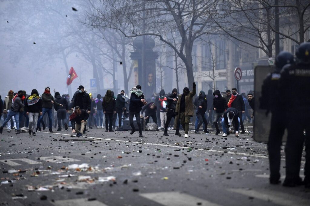 PKK terrorist group supporters face riot police as clashes erupt, Paris, France, Dec. 24, 2022. (AFP Photo)