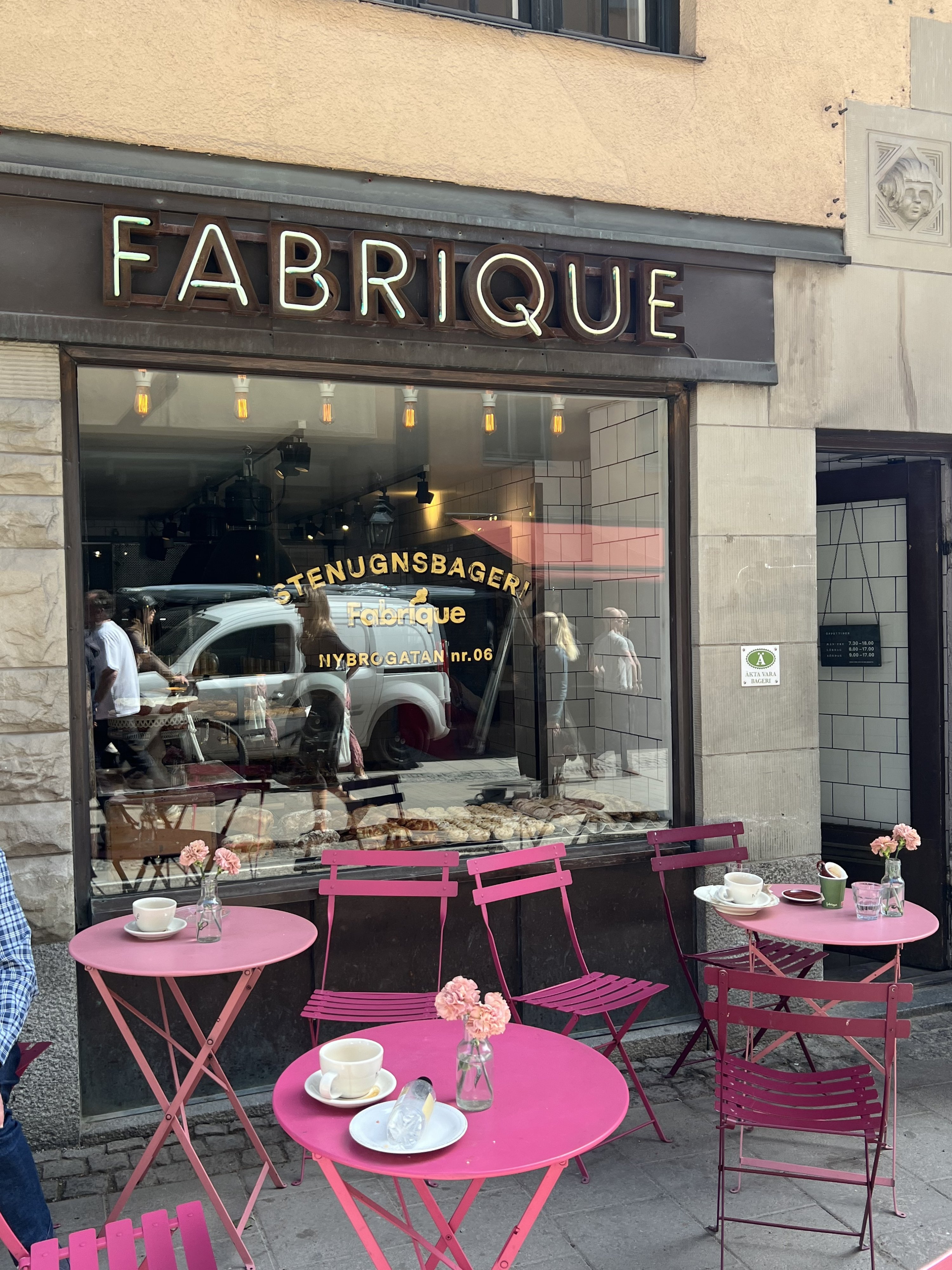330568 Fabrique petisserie, a bakery with over 10 branches, offers a wide variety of Kanelbulle (cinnamon rolls), Stockholm, Sweden, May 16, 2024. (Photo by İlker Topdemir)