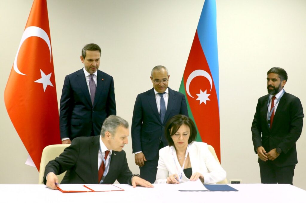 BOTAŞ Chairperson and General Manager Abdulvahit Fidan (L) and Azerbaijan Gas Supply Company (AGSC) General Manager Lidya Salahova sign an agreement for the extension of the natural gas supply agreement between Azerbaijan and Türkiye, with the participation of Energy and Natural Resources Minister Aparslan Bayraktar (top left) and the Minister of Economy for Azerbaijan Mikayil Jabbarov (top right), Baku, Azerbaijan, June 4, 2024. (AA Photo)