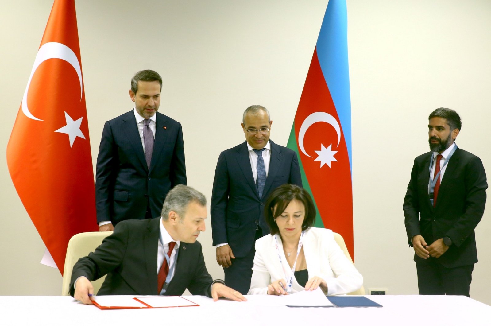 BOTAŞ Chairperson and General Manager Abdulvahit Fidan (L) and Azerbaijan Gas Supply Company (AGSC) General Manager Lidya Salahova sign an agreement for the extension of the natural gas supply agreement between Azerbaijan and Türkiye, with the participation of Energy and Natural Resources Minister Aparslan Bayraktar (top left) and the Minister of Economy for Azerbaijan Mikayil Jabbarov (top right), Baku, Azerbaijan, June 4, 2024. (AA Photo)