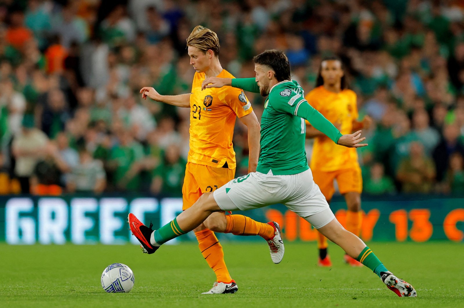 Netherlands' Frenkie de Jong (L) in action with Republic of Ireland's Matt Doherty during the Euro 2024 qualifier, Group B match at the Aviva Stadium, Dublin, Republic of Ireland, Sept. 10, 2023. (Reuters Photo)