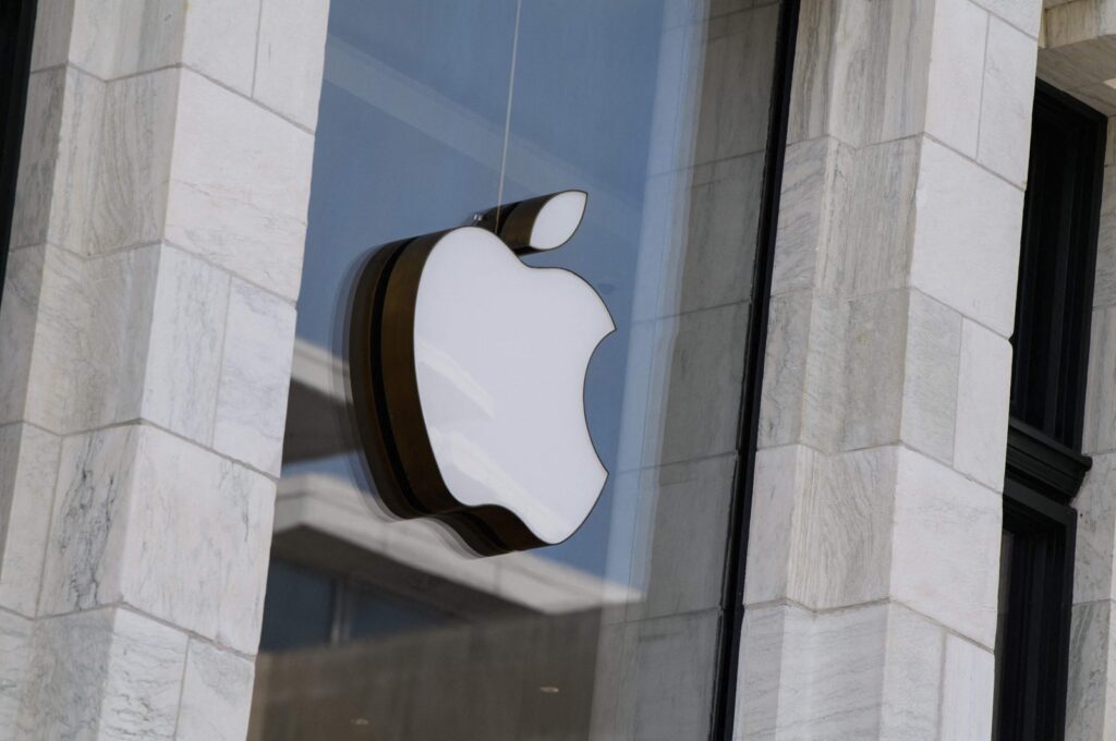 The Apple logo is seen at the entrance of an Apple store in Washington, D.C., U.S., Sept. 14, 2021. (AFP Photo)