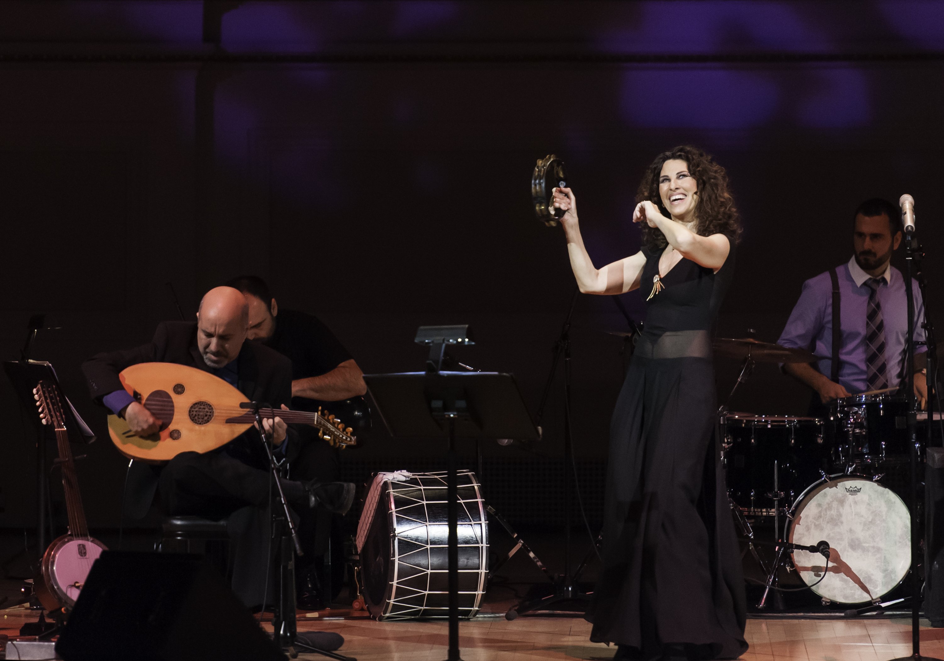 332455 Armenian-American musician Ara Dinkjian plays oud while Greek Folk and Pop singer Eleftheria Arvanitaki performs at Carnegie Hall, New York, U.S., Feb. 1, 2014. (Getty Images Photo)