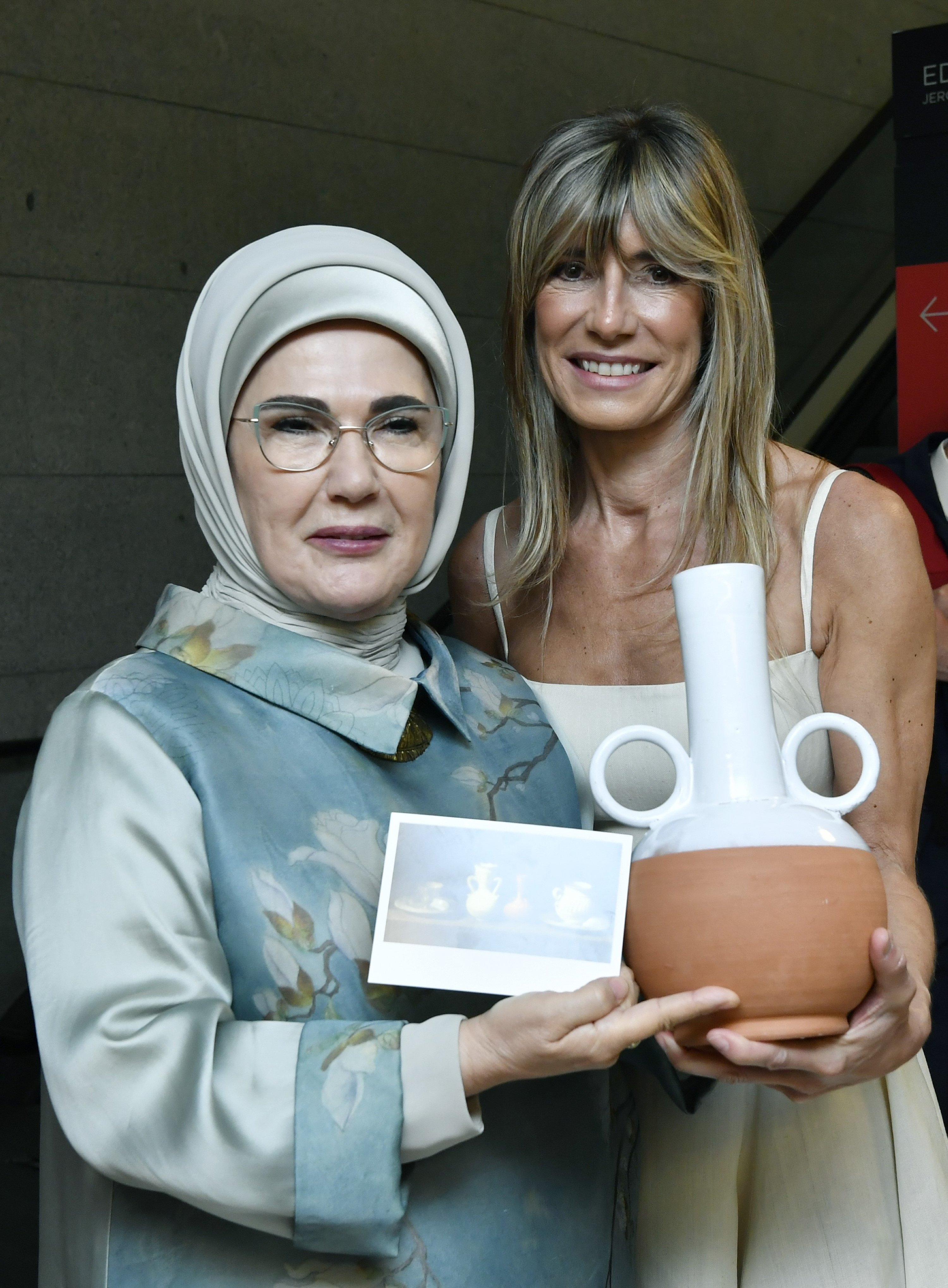 332638 Turkish and Spanish first ladies pose with vessel pictured in