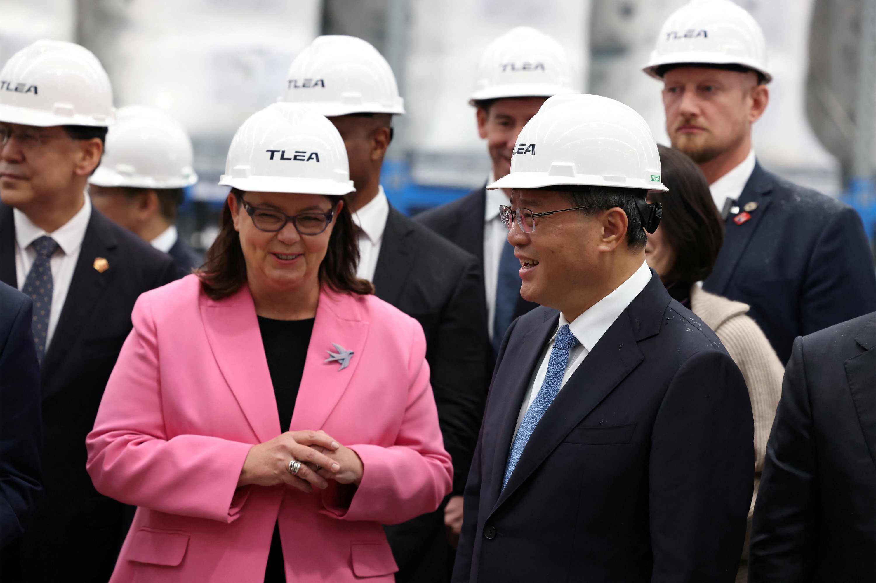 332860 China’s Premier Li Qiang talks with Australian Federal Minister of Resources Madeleine King during his visit to Fortescue Hazelmere research and development facility, Hazelmere, Perth, Western Australia, June 18, 2024. (Reuters Photo)