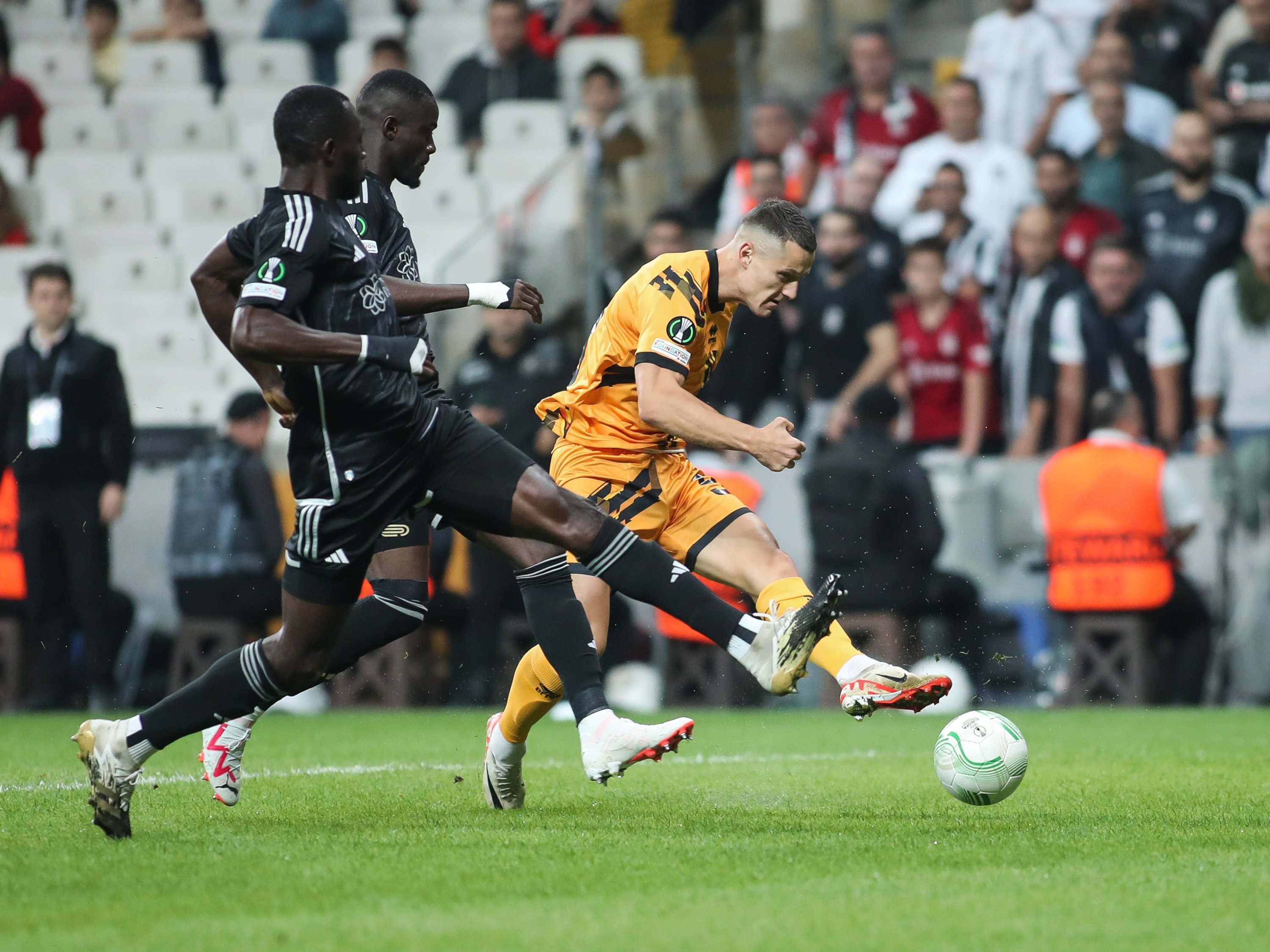 333156 Lugano's Zan Celar (R) shoots during the UEFA Europa Conference League 2023/24 Group D against Beşiktaş, Istanbul, Türkiye, Oct. 5, 2023. (Getty Images Photo)
