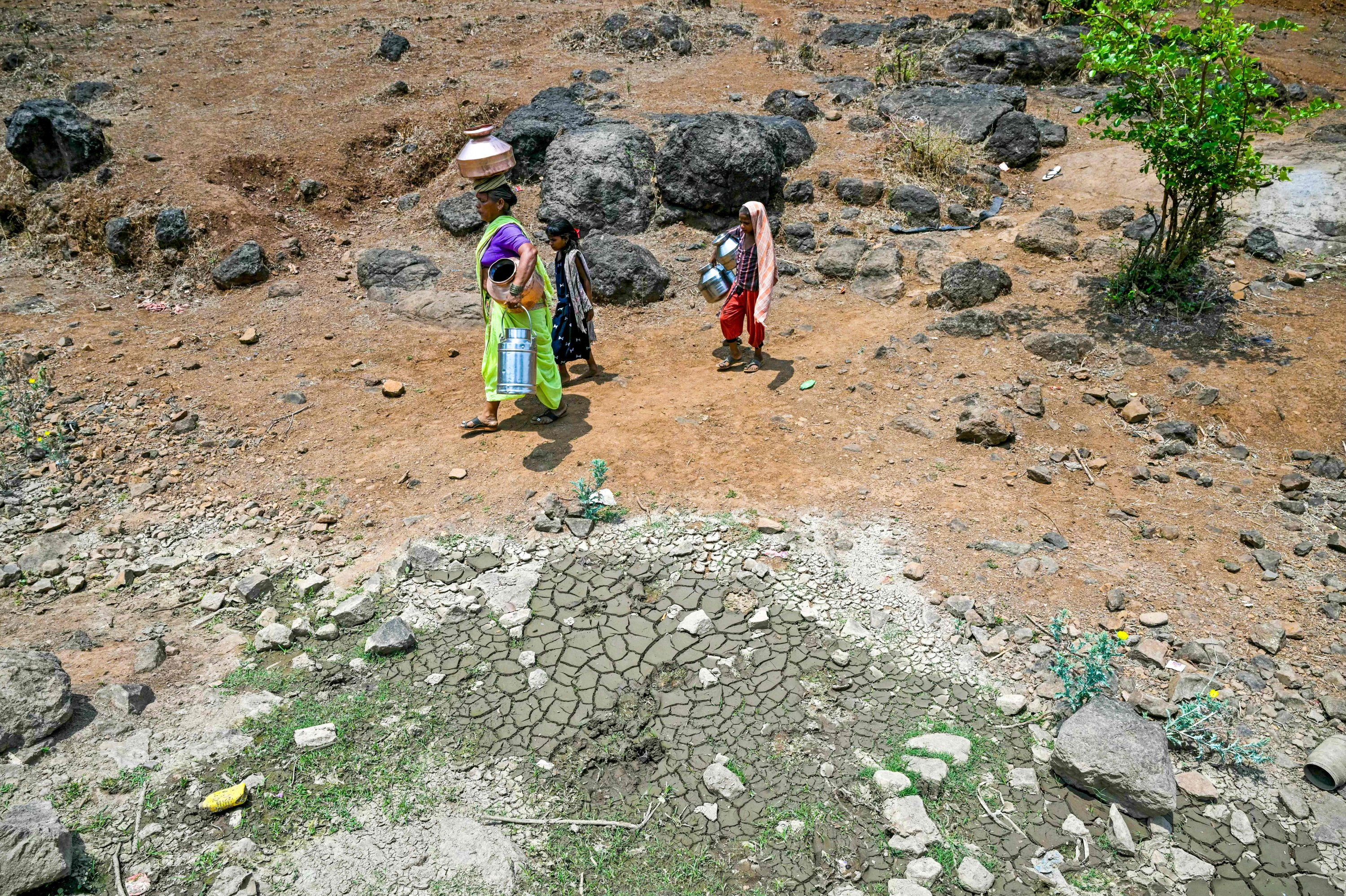 333325 Villagers carry water pots amid ongoing heatwave in Shahapur district of Maharashtra state, India, May 24, 2024. (AFP Photo)