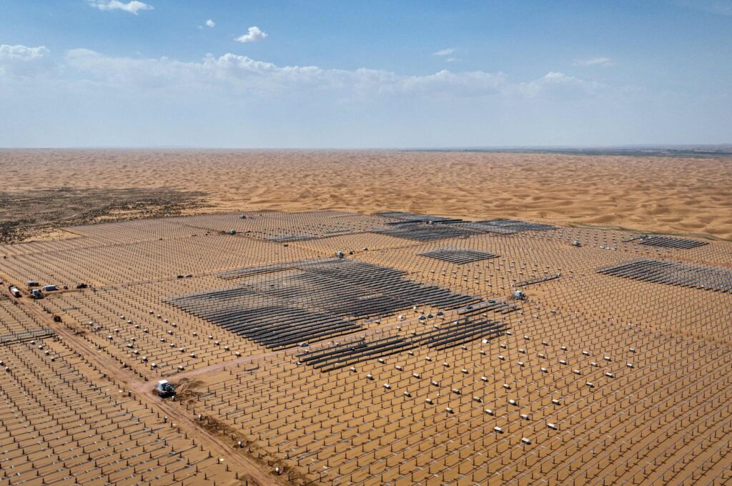 Solar panels under construction at the Ningxia Tengger Desert New Energy Base, Zhongwei, China, May 9, 2024. (AFP File Photo)