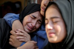 Relatives of a Palestinian killed in an Israeli strike react at the site of the strike, near a school sheltering displaced people, amid the Israel-Palestine conflict, Khan Younis, Gaza Strip, July 10, 2024. (Reuters Photo)