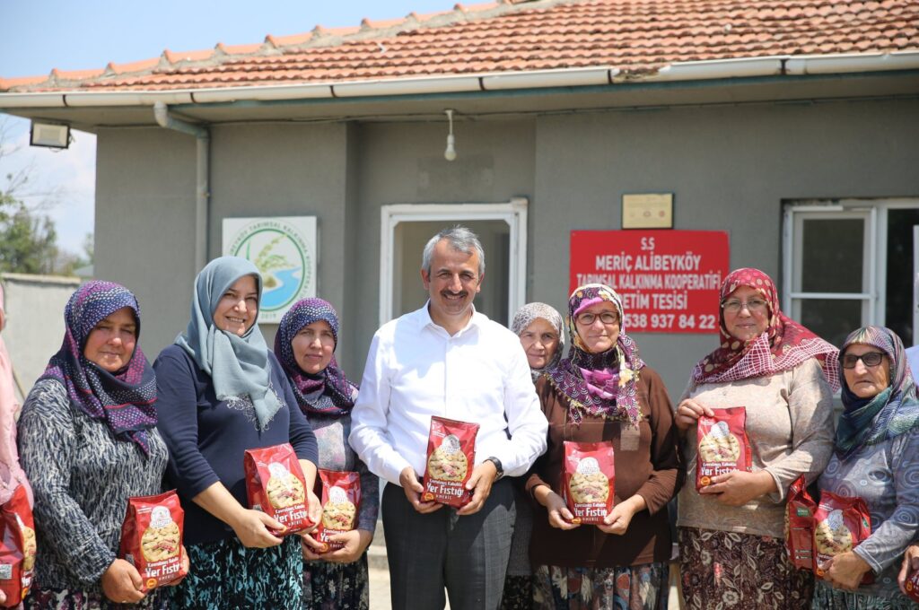 Edirne Governor Yunus Sezer (C) poses for a photo with the entrepreneurial women in Meriç, Edirne, Türkiye, July 24, 2024. (AA Photo)