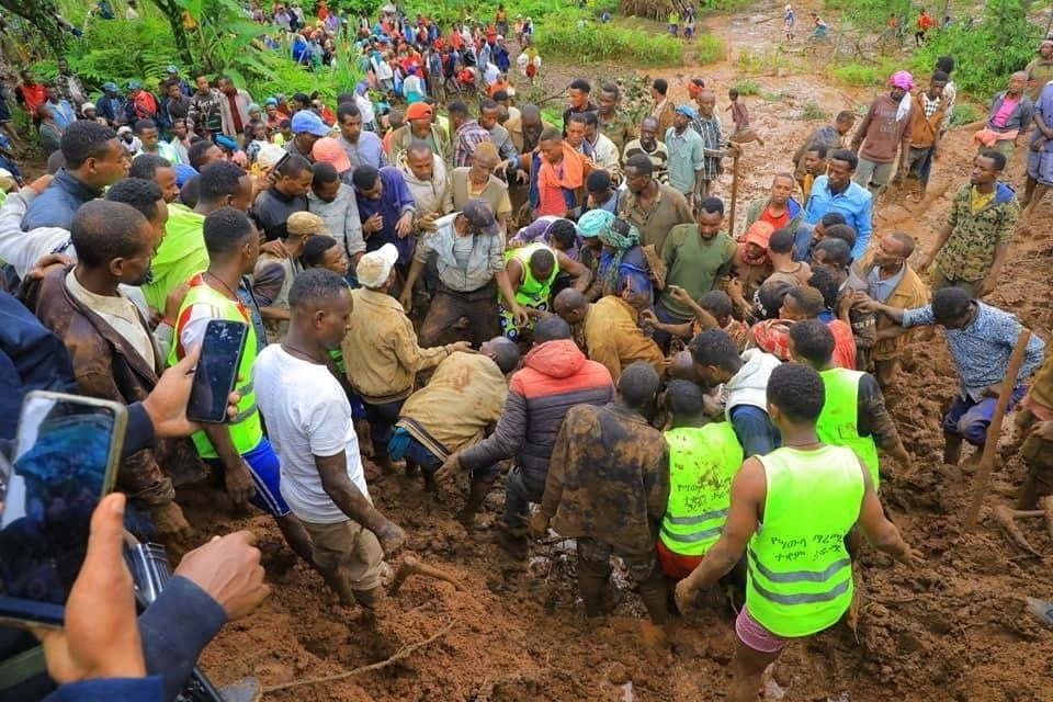 Residents and rescuers dig to recover the dead body of a victim of the landslide following heavy rains in Gofa zone, Southern Ethiopia, July 23, 2024. (Reuters Photo)