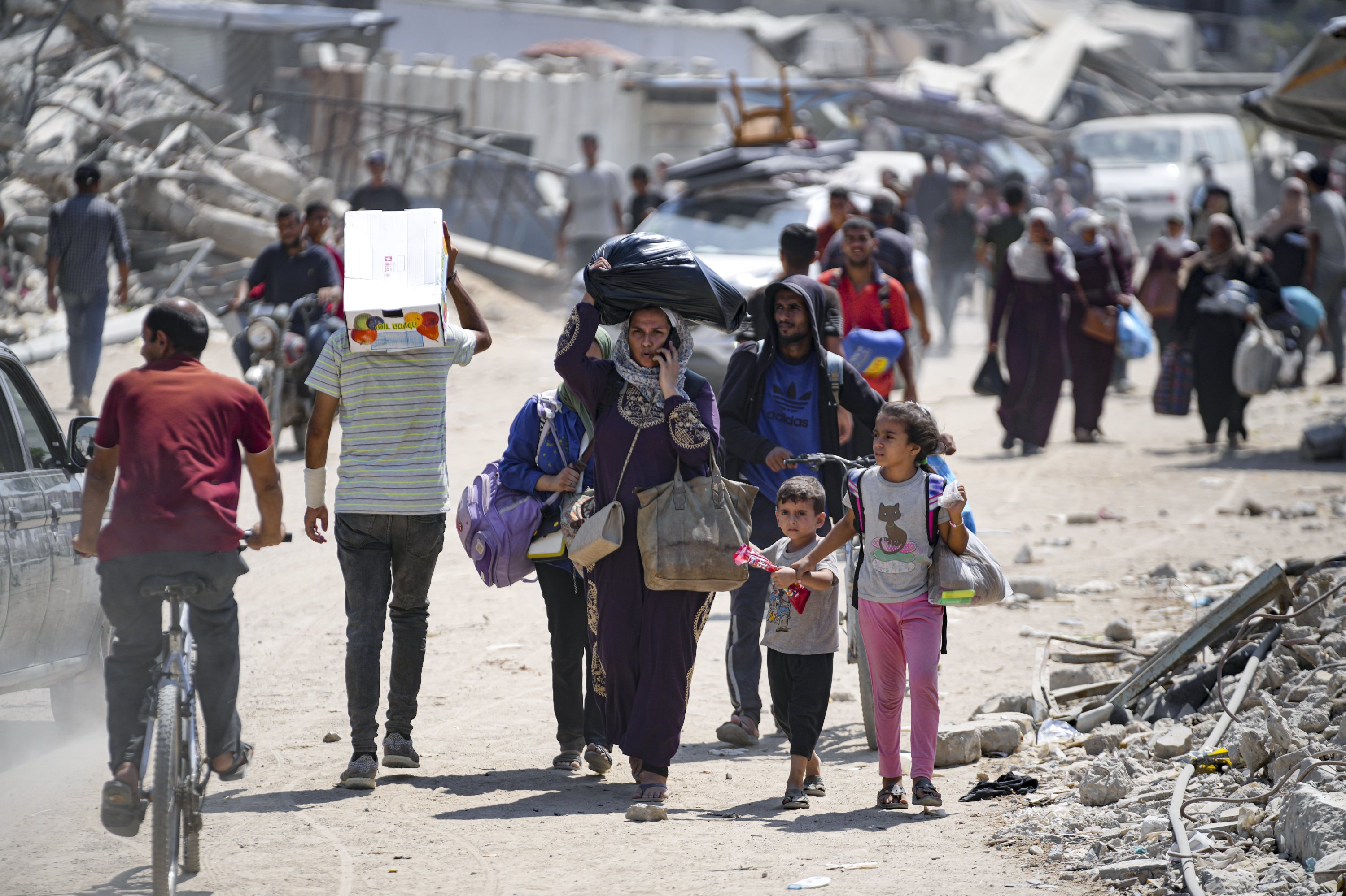 338307 Palestinians displaced by the Israeli air and ground offensive on the Gaza Strip flee from parts of Khan Younis following an evacuation order by the Israeli army to leave the eastern part of Gaza Strip's second largest city, Monday, July 22, 2024. (AP Photo/Abdel Kareem Hana)