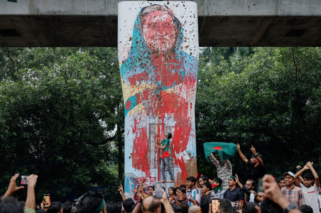 Protesters vandalize a mural of Bangladeshi Prime Minister Sheikh Hasina with paint and mud, demanding her resignation at the Teacher-Student Center (TSC) area of the University of Dhaka, Dhaka, Bangladesh, Aug. 3, 2024. (Reuters Photo)