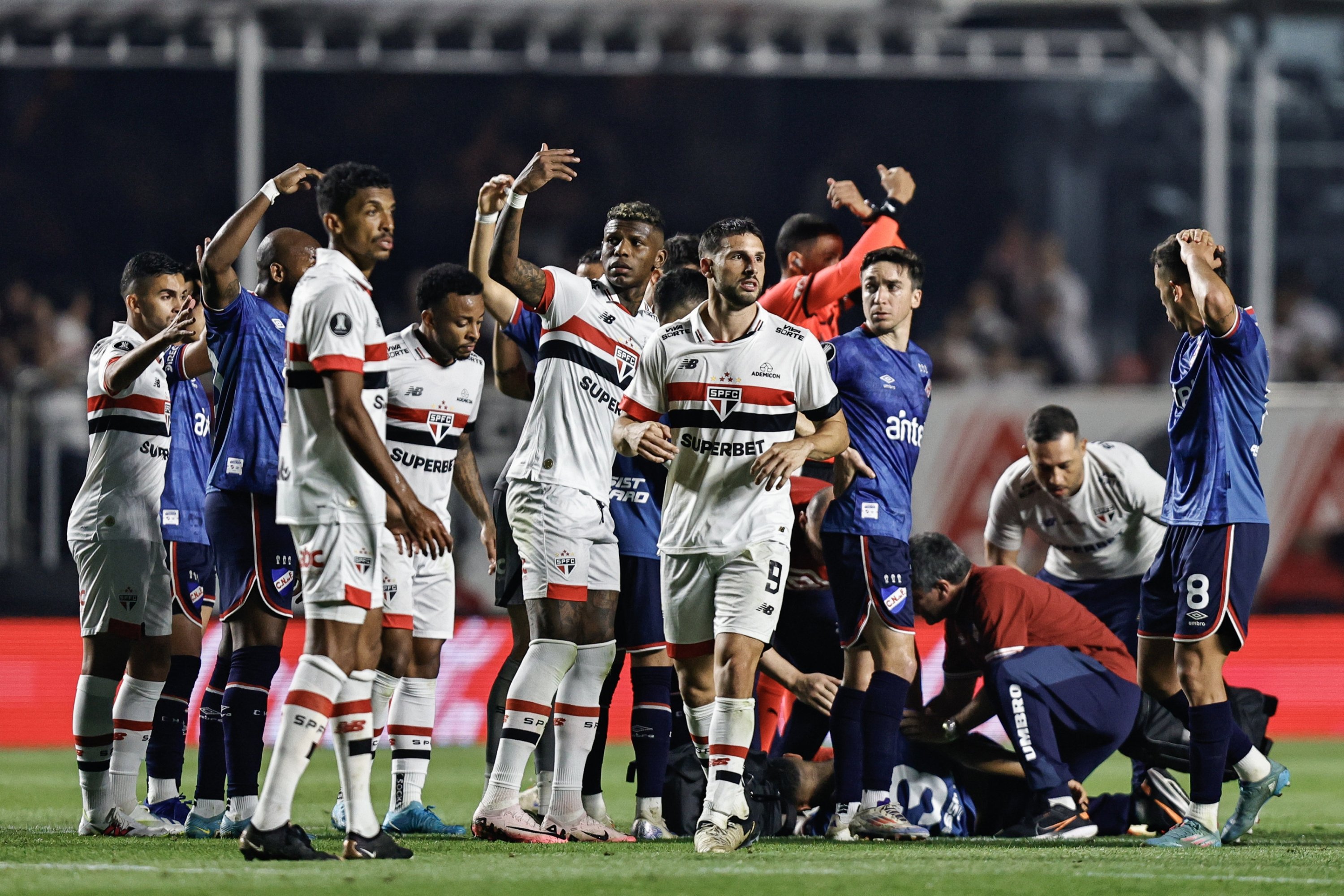 343401 Juan Izquierdo (Down) of Nacional is attended to by medical personnel during the Copa Libertadores round of 16 second leg match between Sao Paulo and Nacional, Sao Paulo, Brazil, Aug. 22, 2024. (EPA Photo)