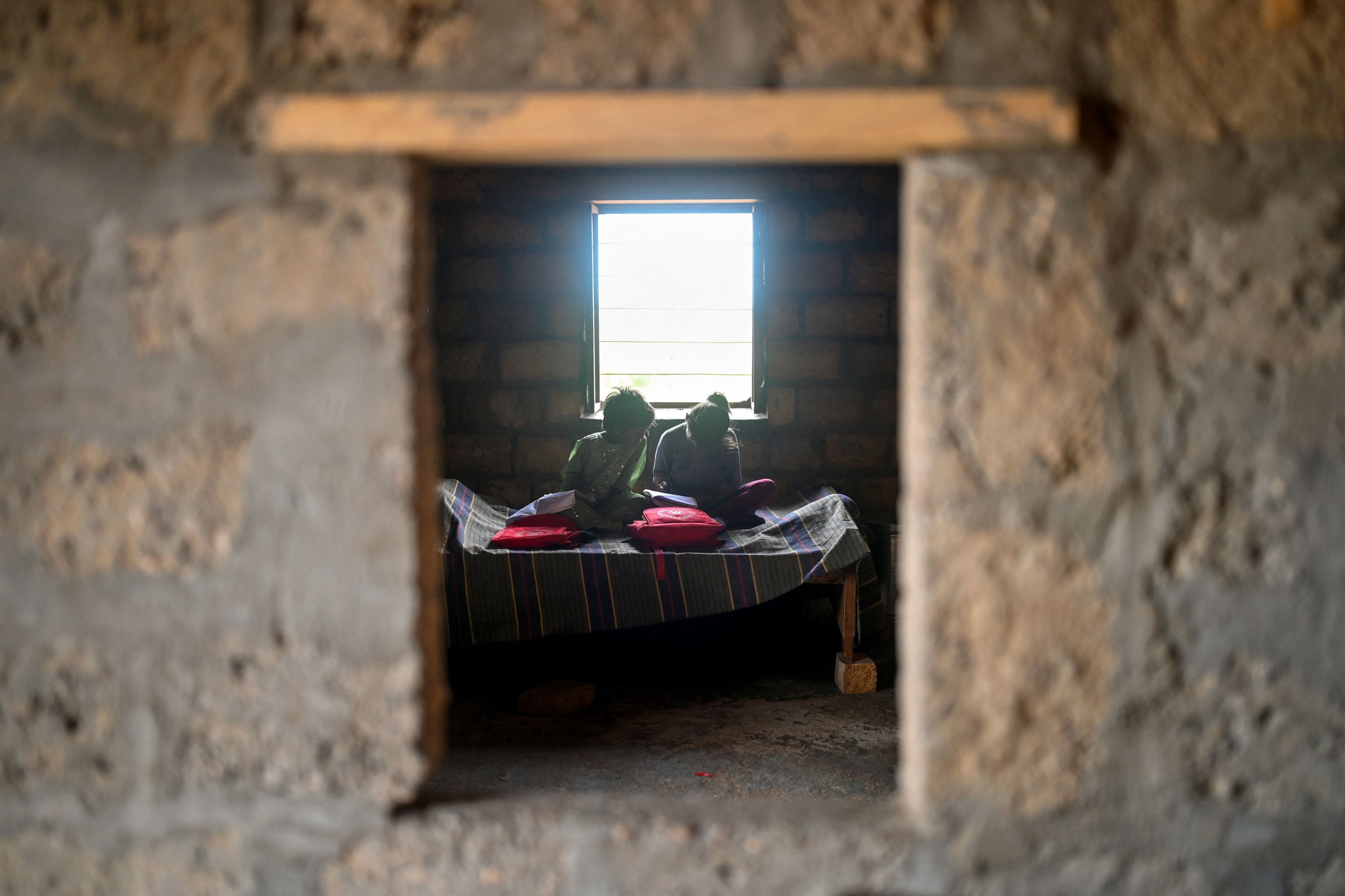 343554 Rajkumari Ratnavati Girls' School pupil Khushboo Kumari (R) studies at her house, on the outskirts of Jaisalmer, in India's desert state of Rajasthan, India, Aug. 7, 2024. (AFP Photo)
