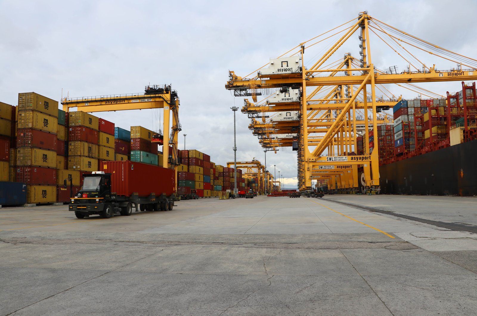 Containers are seen at a port in Tekirdağ, northwestern Türkiye, Dec. 22, 2020. (AA Photo)
