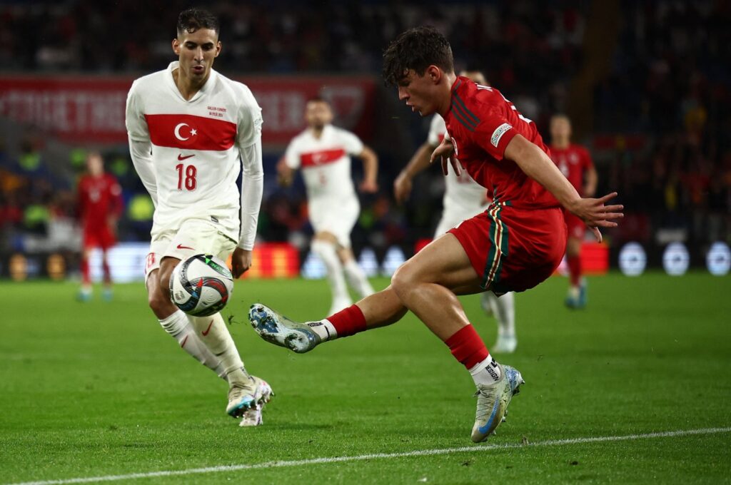 Wales' midfielder #09 Lewis Koumas crosses the ball during the UEFA Nations League League B Group 4 football match between Wales and Türkiye, at Cardiff City Stadium, in Wales, on Sept. 6, 2024. (AFP Photo)