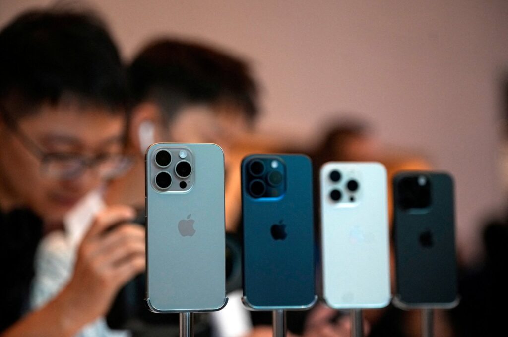 People look at the new iPhone 15 Pro as Apple's new iPhone 15 officially goes on sale across China at an Apple store in Shanghai, China, Sept. 22, 2023. (Reuters Photo)