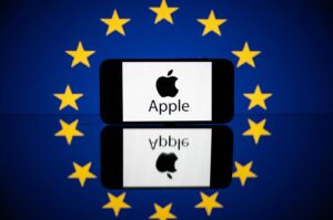 This picture shows a screen displaying the Apple logo and the European Union flag, Toulouse, France, April 27, 2023. (AFP Photo)