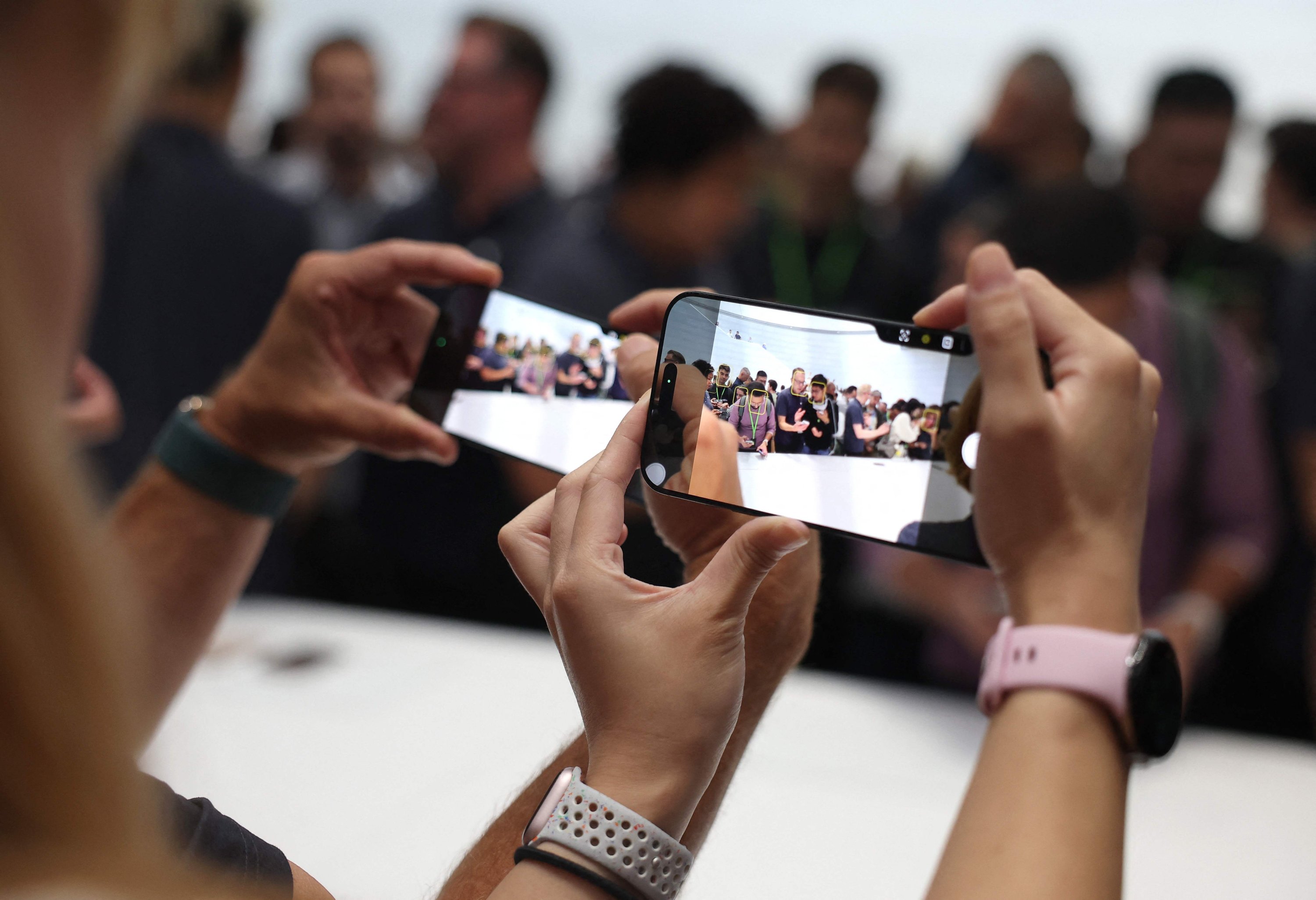 345245 Attendees inspect the new iPhone 16 Pro and 16 Pro Max during an Apple special event at Apple headquarters in Cupertino, California, U.S., Sept. 9, 2024. (AFP Photo)