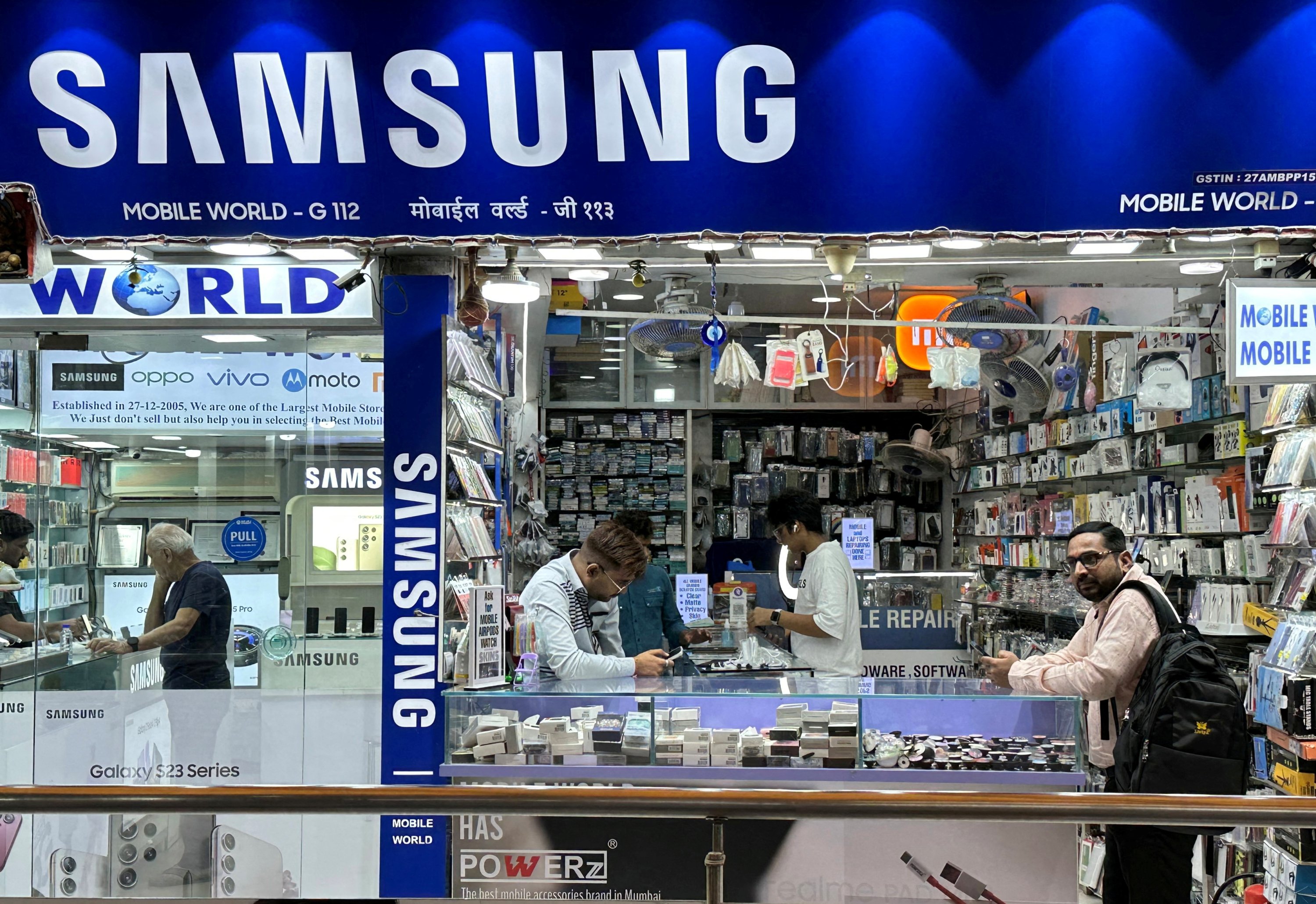 345248 People shop inside a store selling Samsung mobile phones and accessories, Mumbai, India, March 6, 2023. (Reuters Photo)