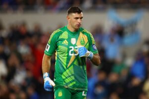 Argentina's Emiliano Martinez celebrates their second goal scored by Julian Alvarez during the World Cup South American Qualifiers against Chile at the Estadio Mas Monumental, Buenos Aires, Argentina, Sept. 5, 2024. (Reuters Photo)