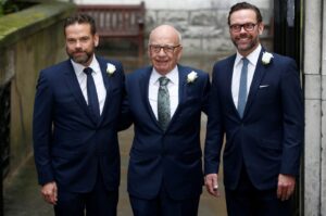 Media mogul Rupert Murdoch (C) poses for a photograph with his sons Lachlan (L) and James as they arrive at St Bride's church, London, U.K., March 5, 2016. (Reuters Photo)