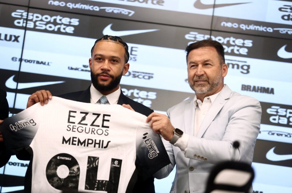 New Corinthians player Memphis Depay (L) with Corinthians president Augusto Melo during the presentation, Sao Paulo, Brazil, Sept. 12, 2024. (Reuters Photo)