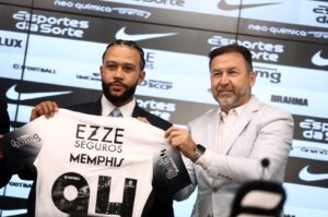 New Corinthians player Memphis Depay (L) with Corinthians president Augusto Melo during the presentation, Sao Paulo, Brazil, Sept. 12, 2024. (Reuters Photo)