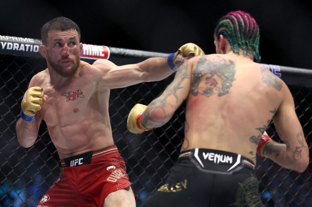 Georgia's Merab Dvalishvili (L) fights U.S.' Sean O’Malley for the bantamweight title during UFC 306, Las Vegas, Nevada, Sept. 14, 2024. (AFP Photo)