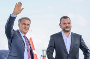 Trabzonspor's coach Şenol Güneş (L) with President Ertuğrul Doğan also at a signing ceremony at Ganita Tea Garden, Trabzon, Sept. 10, 2024. (AA Photo)