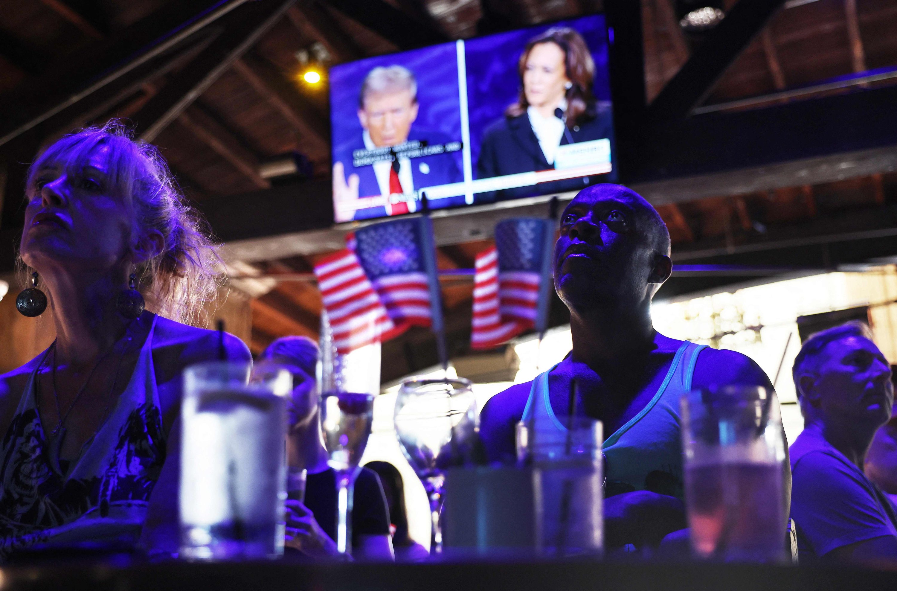 346597 People watch the ABC News presidential debate between Democratic presidential nominee, U.S. Vice President Kamala Harris and Republican presidential nominee, former U.S. President Donald Trump, West Hollywood, California, U.S., Sept. 10, 2024. (AFP Photo)