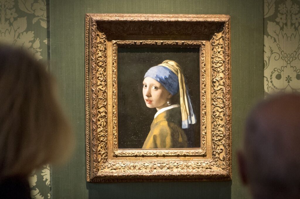 Visitors look at Johannes Vermeer's painting "Girl with a Pearl Earring" at the Mauritshuis Museum, The Hague, Netherlands, Oct. 27, 2022. (AFP Photo)