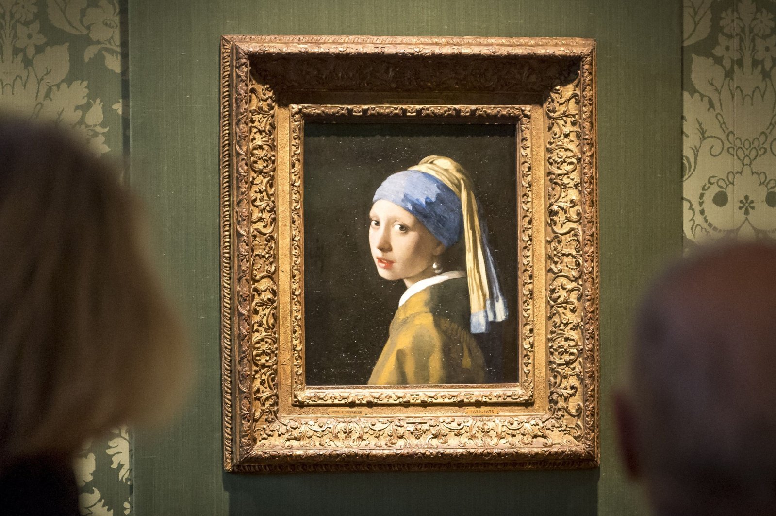 Visitors look at Johannes Vermeer's painting "Girl with a Pearl Earring" at the Mauritshuis Museum, The Hague, Netherlands, Oct. 27, 2022. (AFP Photo)