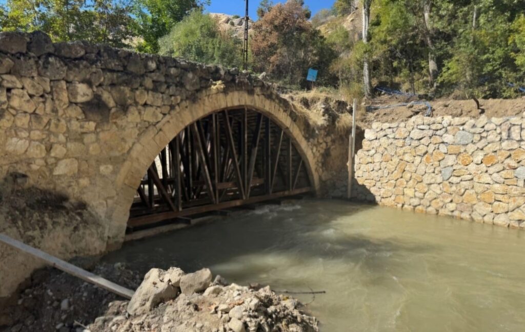 The 300-year-old Hacılar Bridge undergoes restoration, Malatya, Türkiye, Oct. 25, 2024. (IHA Photo)