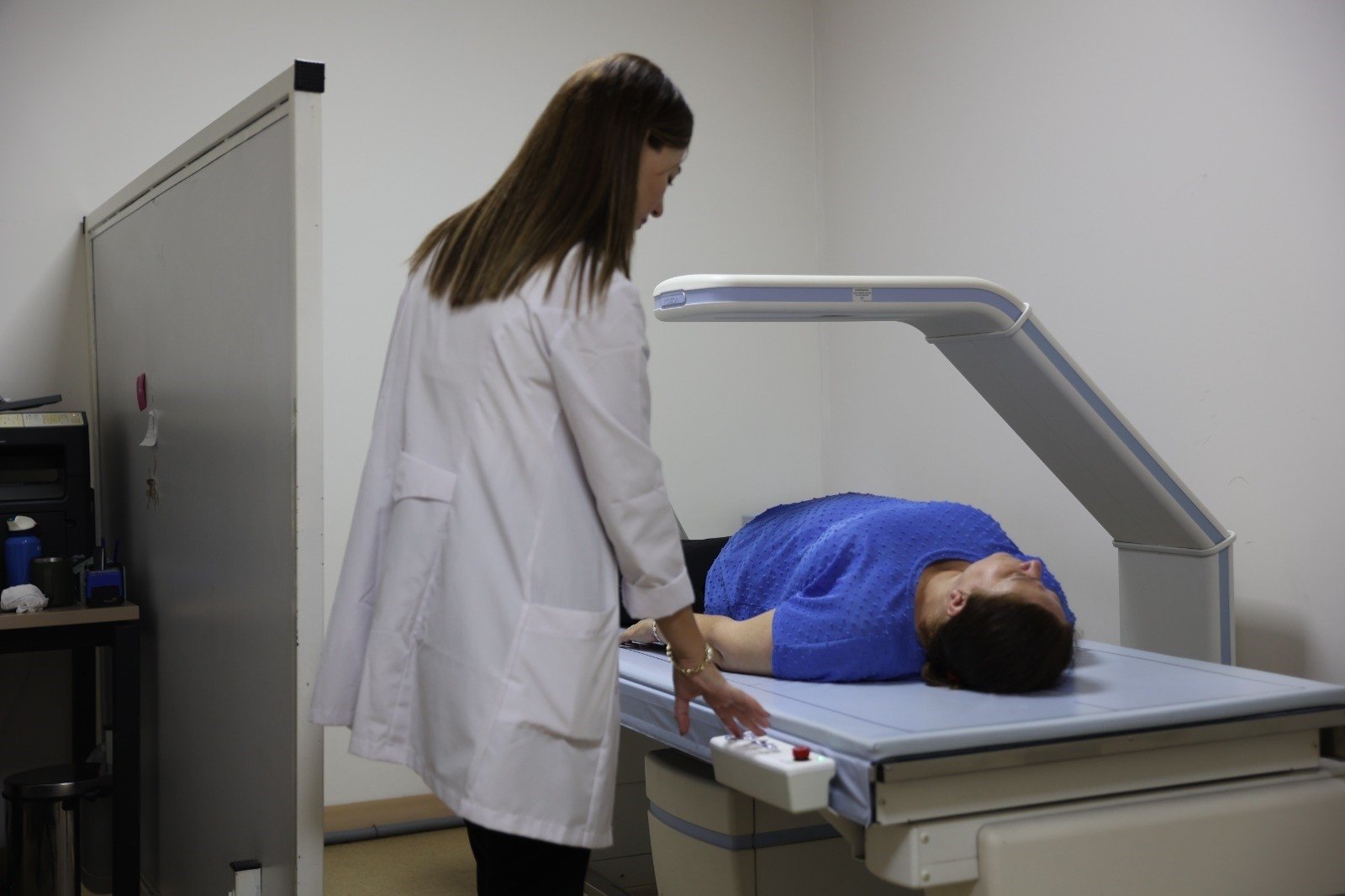 A woman undergoes an X-ray for a breast cancer screening, Ataşehir, Türkiye, on Oct. 22, 2024. (IHA Photo)