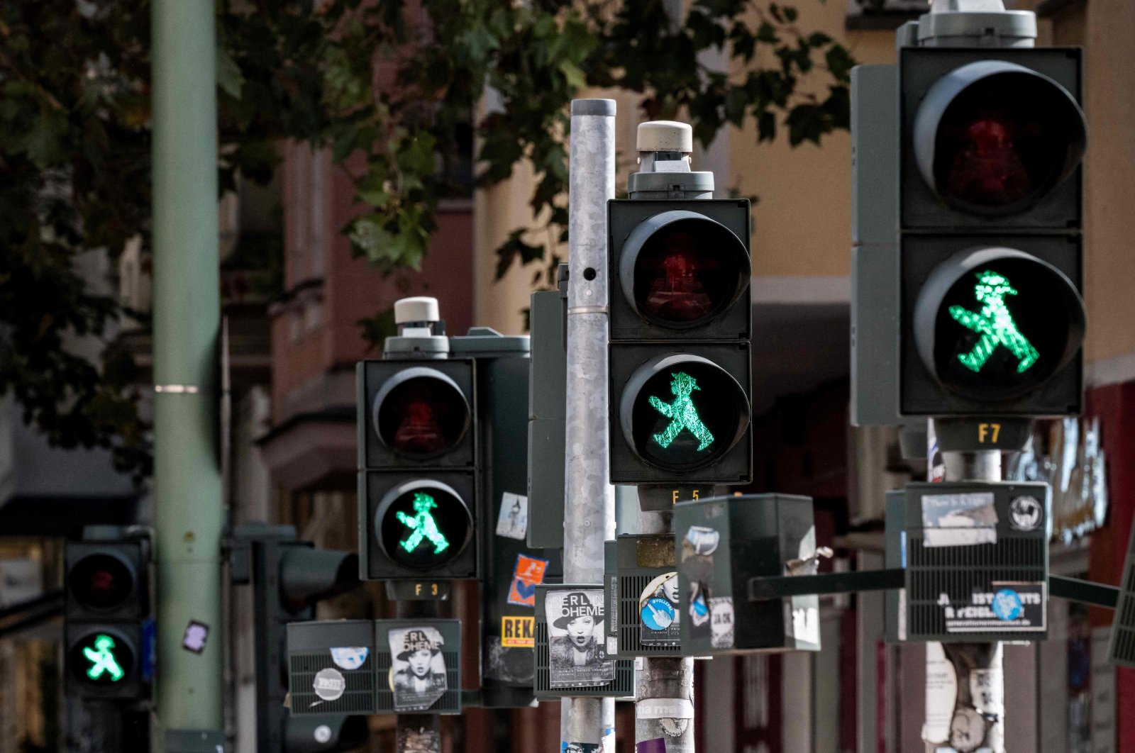 A row of pedestrian traffic signals featuring the former East German "Ampelmaennchen" ("little traffic signal man") show green at a pedestrian crossing, Berlin, Germany, Sept. 28, 2024. (AFP Photo)