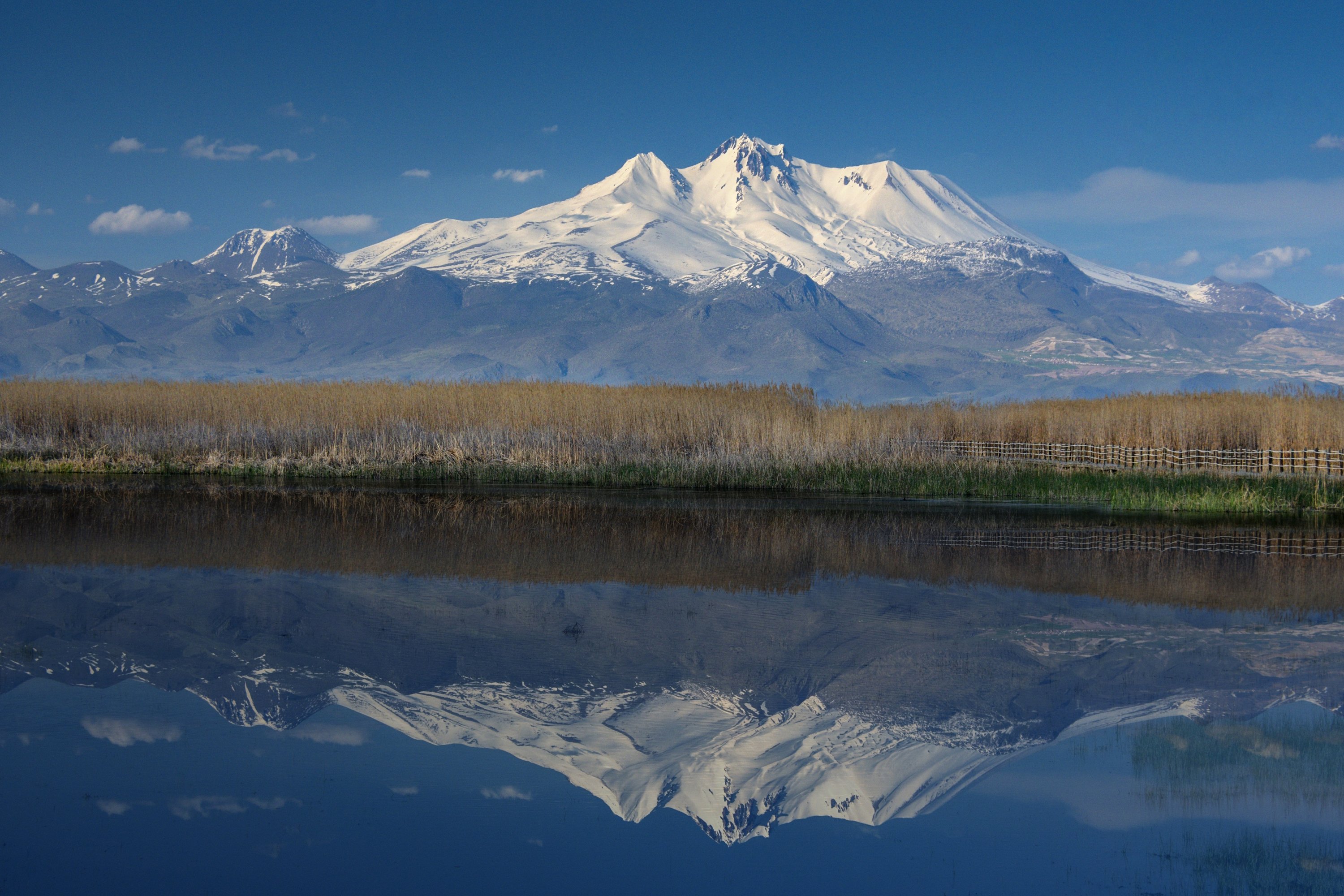 353745 A view of the reflection of Mount Erciyes in the water in Sultan Sazligi Milli Park (Sultan Reedy National Park), Kayseri province, central Türkiye, May 4, 2019. (Getty Images)