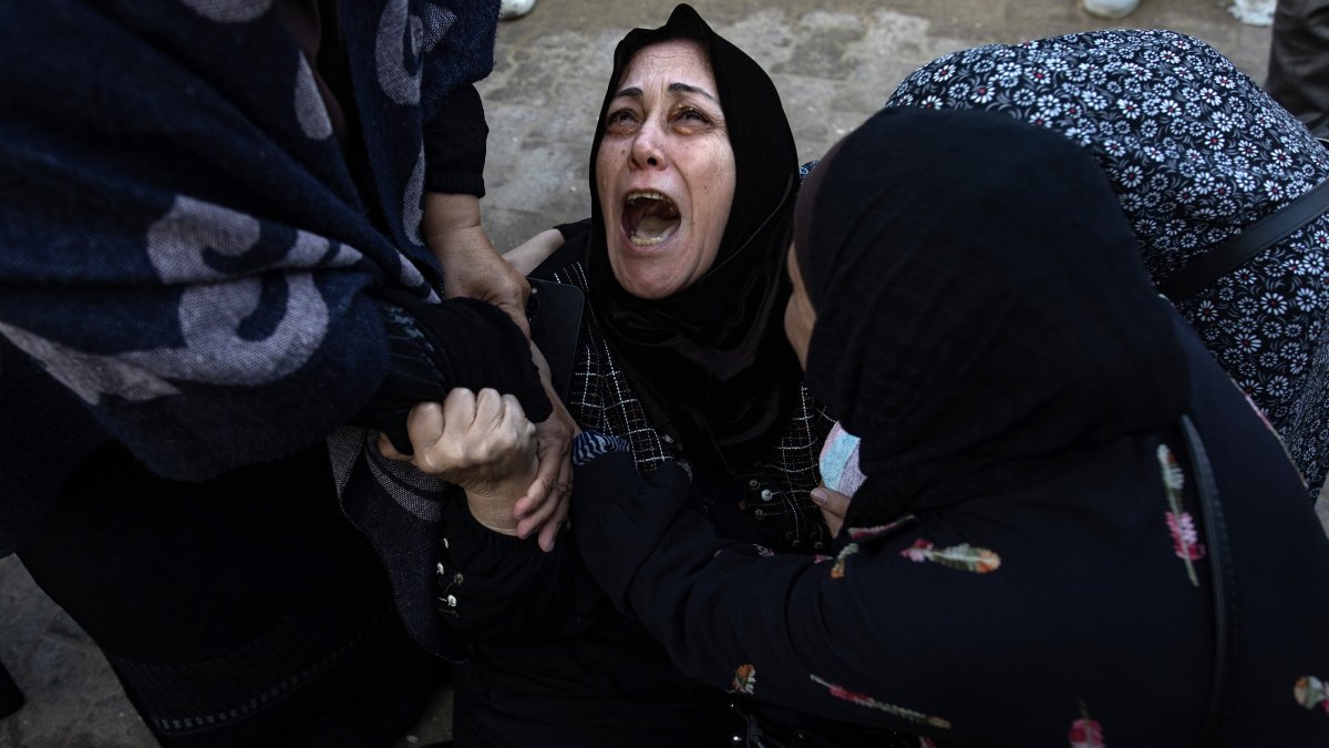 Palestinians mourn next to the bodies of their relatives who were killed in an Israeli airstrike, Khan Younis, southern Gaza Strip, Dec. 12, 2024. (EPA Photo)